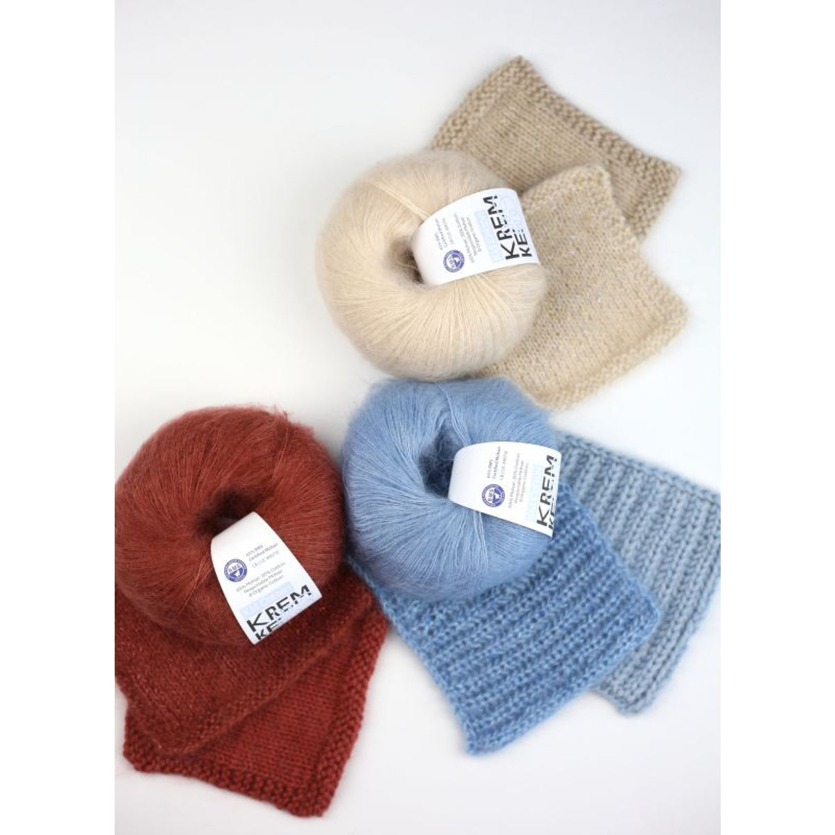 KREMKE Kid Cotton – drei Garnfarben mit passenden Strickproben